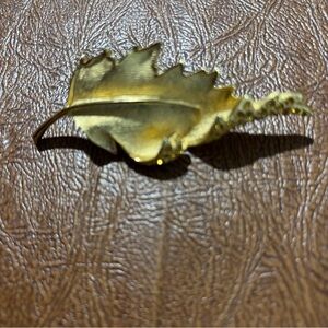 Tara Vintage Gold Tone Leaf Brooch Amber Rhinestones Textured Pin